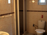 twin-apart-bathroom-2